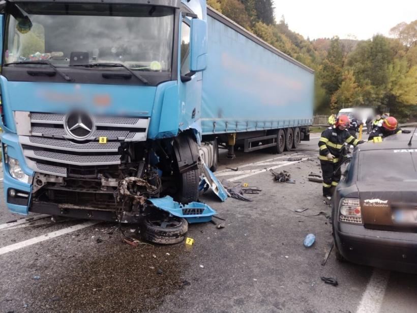 Accident grav în Câmpulung Moldovenesc. Un tânăr de 26 de ani a murit  după ce mașina pe care o conducea a fost lovită de un TIR 18801525
