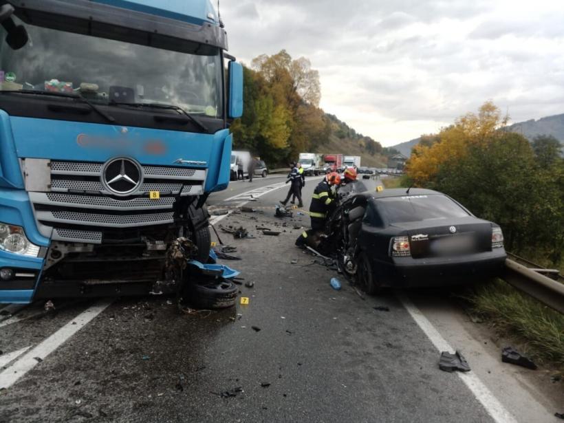 Accident grav în Câmpulung Moldovenesc. Un tânăr de 26 de ani a murit  după ce mașina pe care o conducea a fost lovită de un TIR 18801526