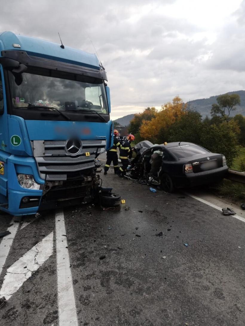 Accident grav în Câmpulung Moldovenesc. Un tânăr de 26 de ani a murit  după ce mașina pe care o conducea a fost lovită de un TIR 18801527