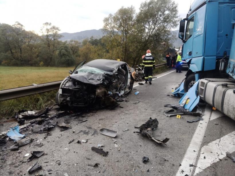 Accident grav în Câmpulung Moldovenesc. Un tânăr de 26 de ani a murit  după ce mașina pe care o conducea a fost lovită de un TIR 18801528