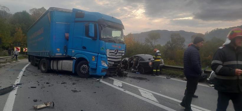 Accident grav în Câmpulung Moldovenesc. Un tânăr de 26 de ani a murit  după ce mașina pe care o conducea a fost lovită de un TIR 18801529