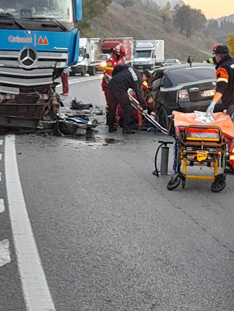 Accident grav în Câmpulung Moldovenesc. Un tânăr de 26 de ani a murit  după ce mașina pe care o conducea a fost lovită de un TIR 18801530