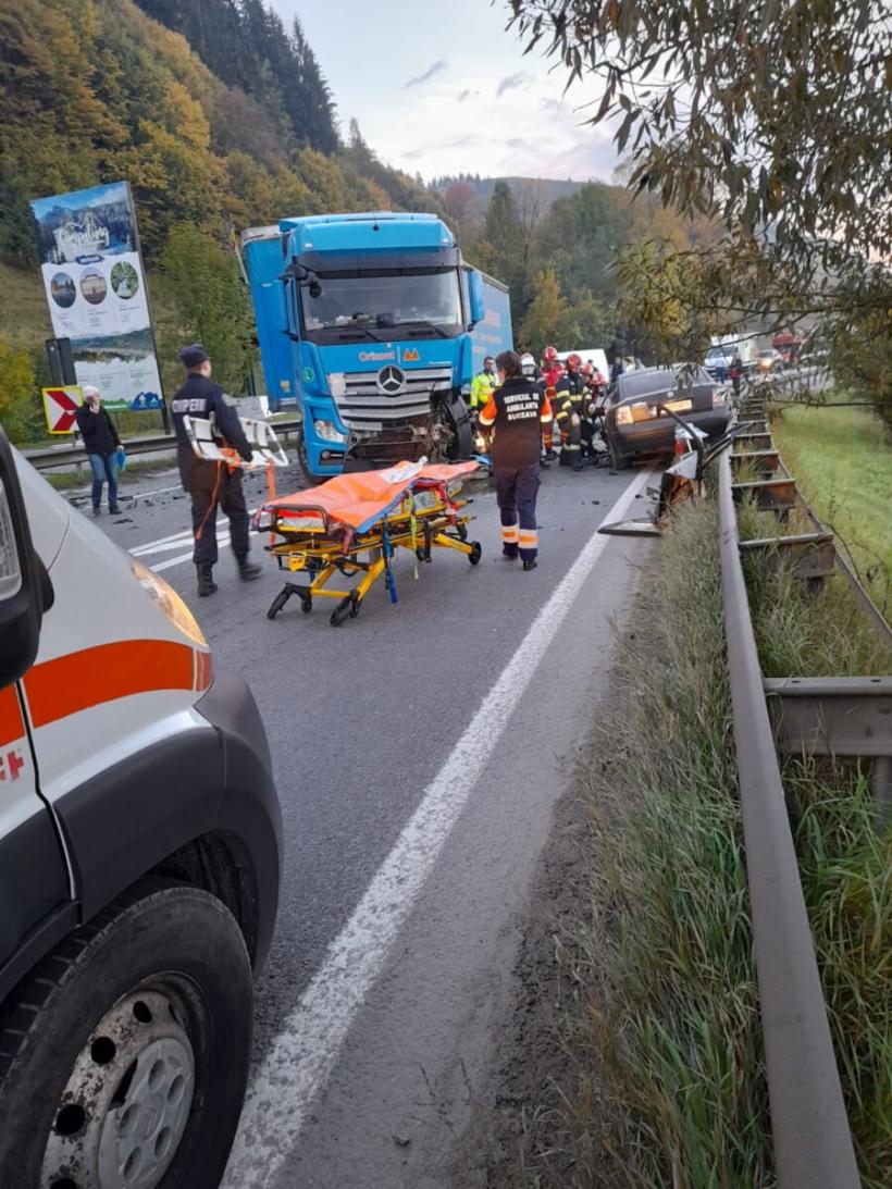 Accident grav în Câmpulung Moldovenesc. Un tânăr de 26 de ani a murit  după ce mașina pe care o conducea a fost lovită de un TIR 18801531