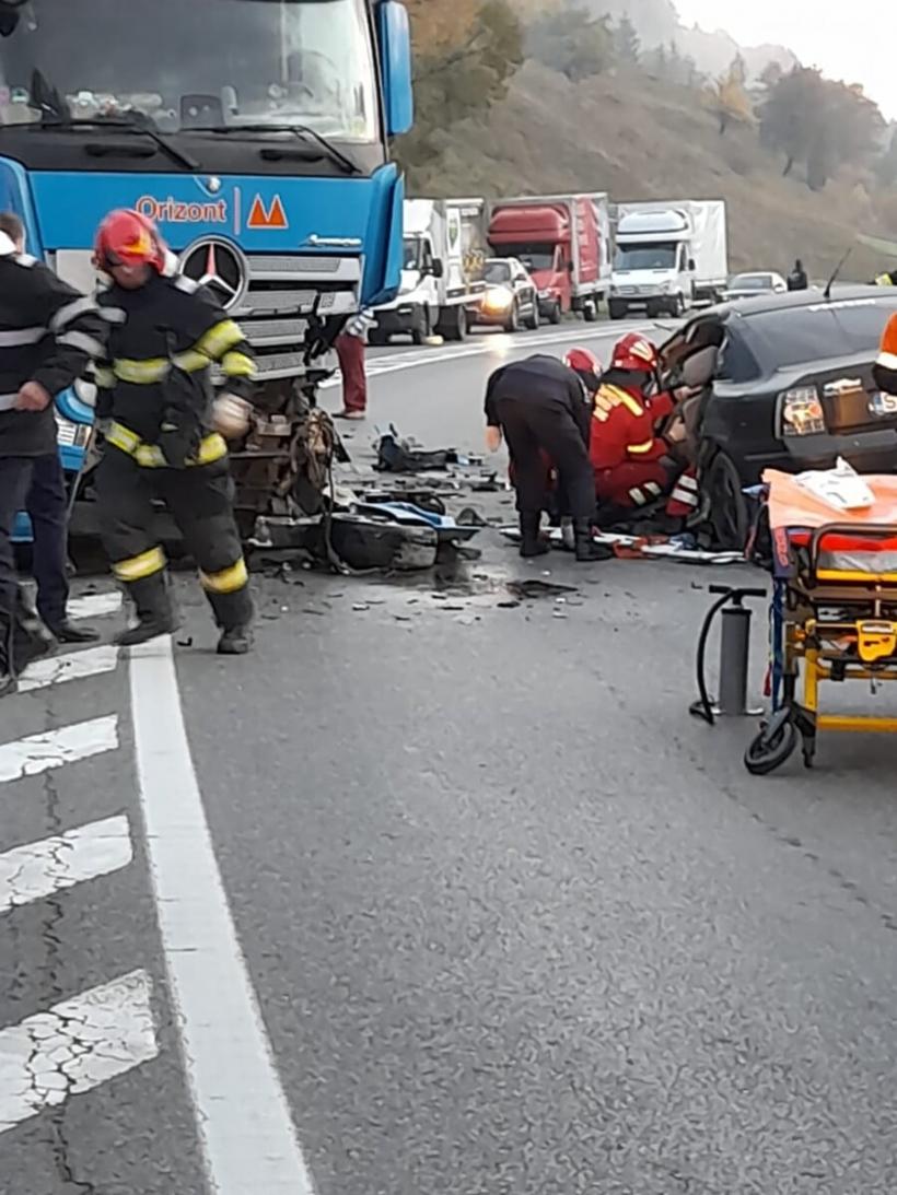 Accident grav în Câmpulung Moldovenesc. Un tânăr de 26 de ani a murit  după ce mașina pe care o conducea a fost lovită de un TIR 18801532