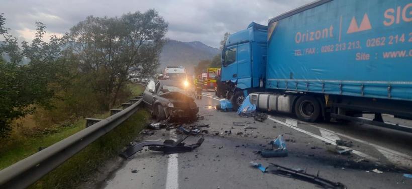 Accident grav în Câmpulung Moldovenesc. Un tânăr de 26 de ani a murit  după ce mașina pe care o conducea a fost lovită de un TIR 18801533