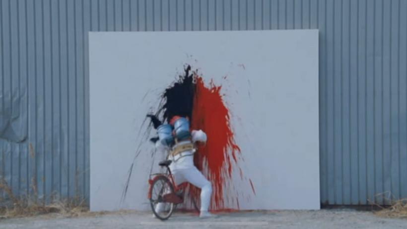 Peste 300 de fragmente din filme cu și despre artiști surprinse în LIVE, instalația de artă video a artistului Alex Manea 18801567