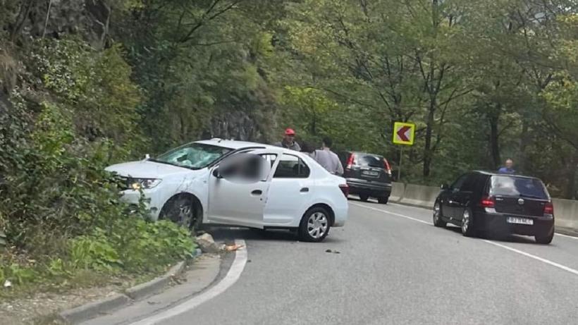 UPDATE Tragedie în Defileul Jiului: O stâncă a căzut peste o mașină, ucigând o persoană. A fost deschis dosar penal