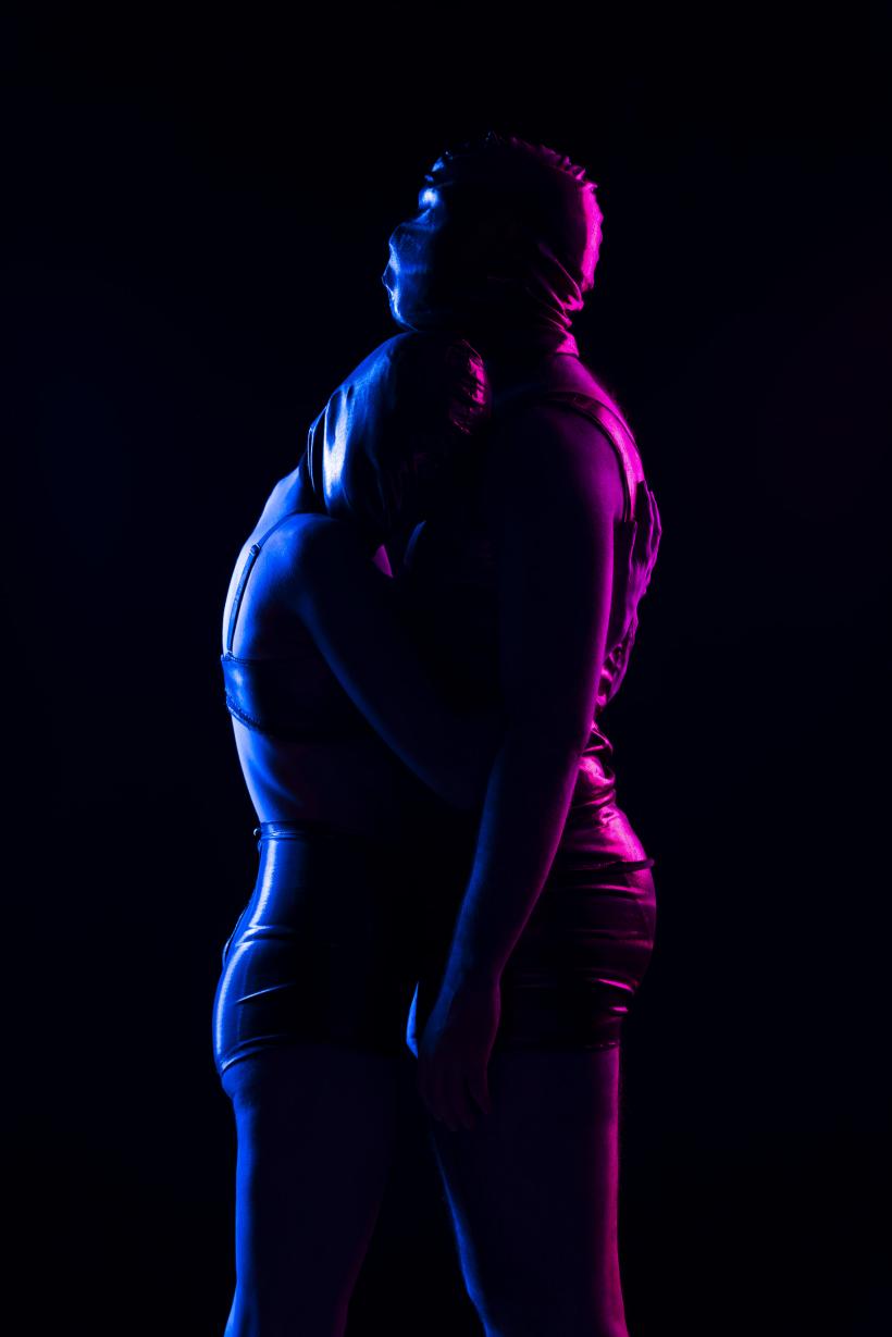 „KOMOREBI. Lumina care se filtrează printre copaci”, spectacol performativ despre locurile nepătrunse unde se ascund fricile bărbaților 18802080