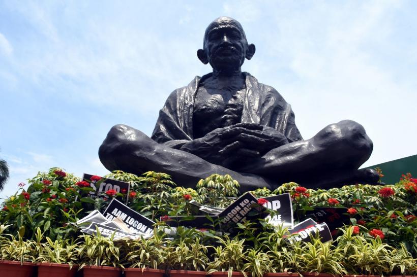 Scandal uriaș în India din cauza unei statui a lui Gandhi, fără păr și cu ochelari de soare