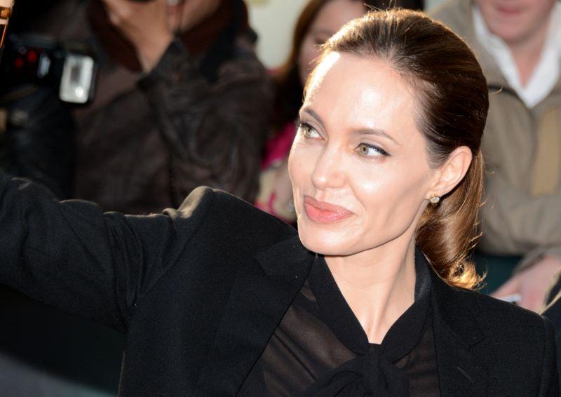 Angelina Jolie îl acuză pe fostul soț, Brad Pitt, de abuz