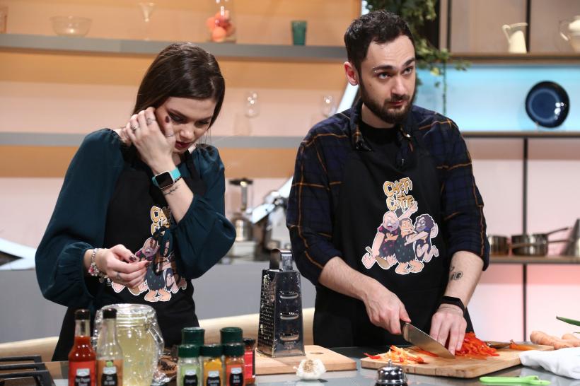 Chefi la cuțite, lider de piață cu ediția de marți. În seara aceasta, Chefii gătesc cu un ingredient misterios. Chef Bontea: ”N-am gătit în viața mea cu așa ceva!” 18802212