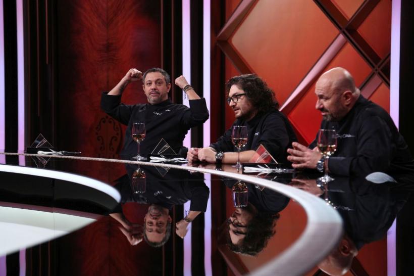 Chefi la cuțite, din nou lider de piață. Răsturnare de situație în ediția de ieri: Chef Scărlătescu a câștigat marele premiu al jocurilor din culise, adunând cele mai multe amulete 18802399