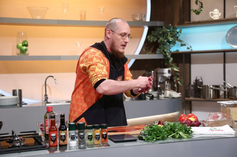 Chefi la cuțite, din nou lider de piață. Răsturnare de situație în ediția de ieri: Chef Scărlătescu a câștigat marele premiu al jocurilor din culise, adunând cele mai multe amulete 18802406