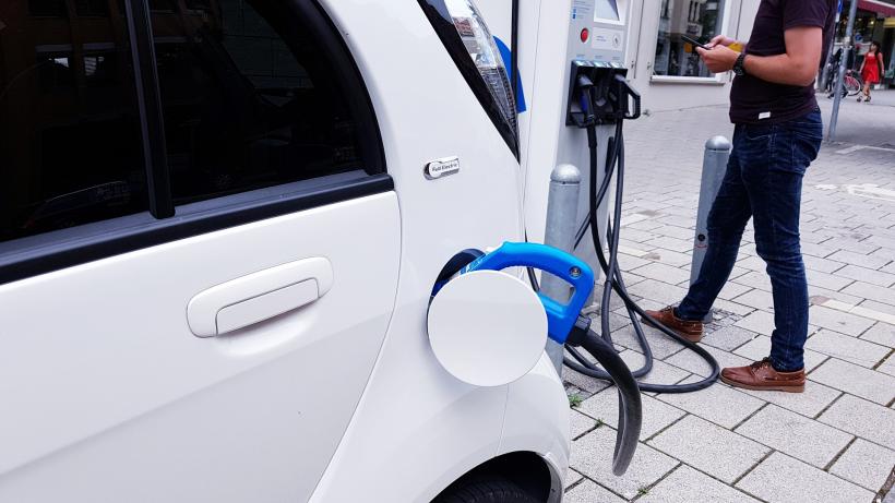 Europarlamentarii vor stații de încărcare a mașinilor electrice la fiecare 60 km