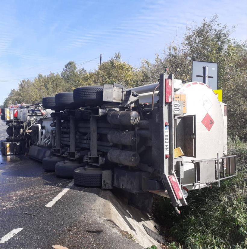 O autocisternă încărcată cu 20 de tone de motorină s-a răsturnat la intrare în Huși 18802383