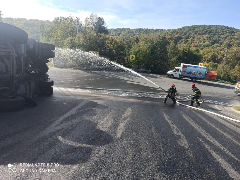 O autocisternă încărcată cu 20 de tone de motorină s-a răsturnat la intrare în Huși 18802384