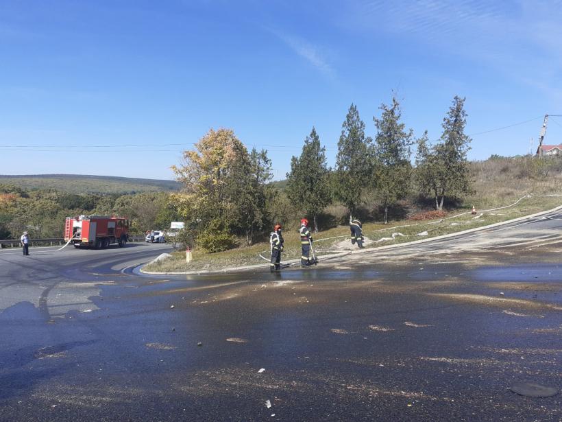 O autocisternă încărcată cu 20 de tone de motorină s-a răsturnat la intrare în Huși 18802385