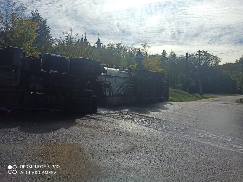 O autocisternă încărcată cu 20 de tone de motorină s-a răsturnat la intrare în Huși 18802386