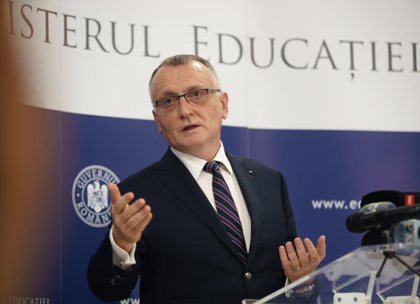 Studenții cer ministrului Ligia Deca și premierului Ciucă să „decîmpenizeze” Ministerul Educației