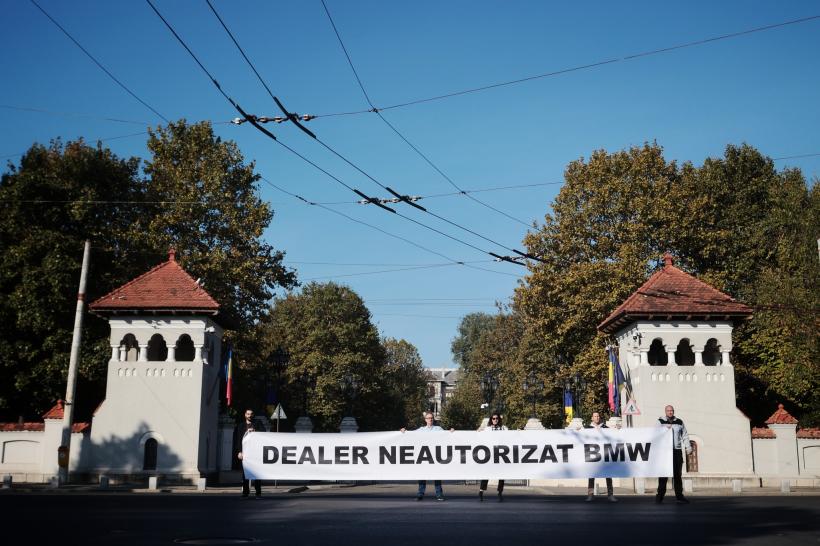 Protest USR în fața Președinție: Iohannis primește titlul de „Dealer neautorizat BMW”!