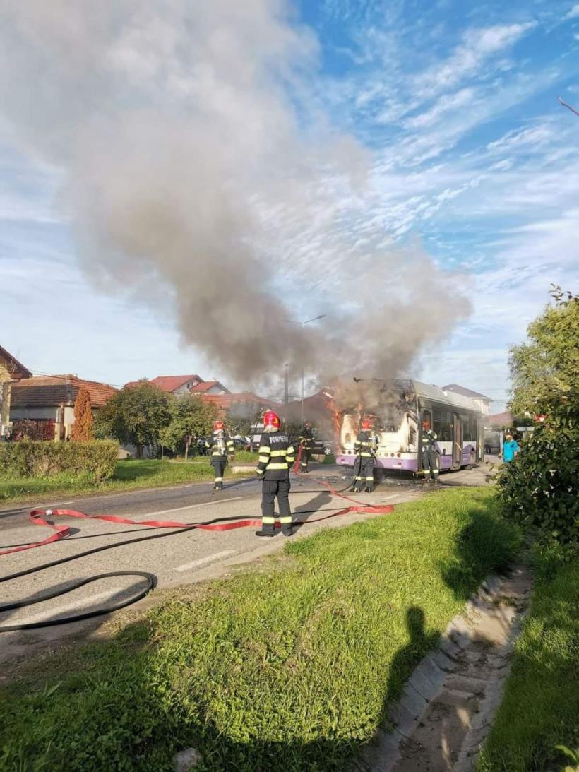 Un troleibuz a fost cuprins de flăcări, la Timișoara. Călătorii și șoferul  s-au autoevacuat la timp