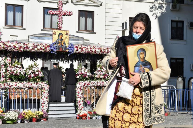 Aproape 50.000 de pelerini s-au închinat la racla Sfintei Cuvioase Parascheva 