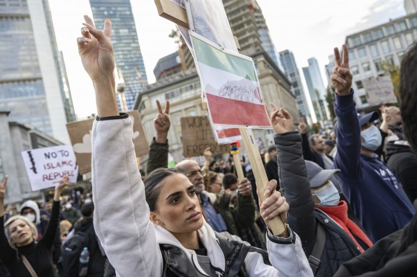 Cel puțin trei persoane, împușcate mortal în timpul protestelor din Iran 18802788