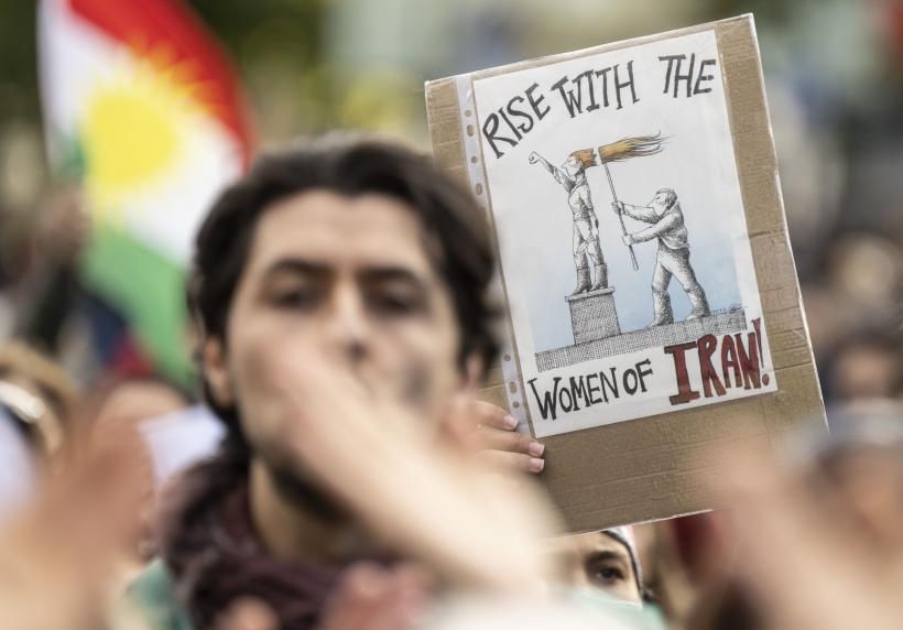 Cel puțin trei persoane, împușcate mortal în timpul protestelor din Iran 18802789