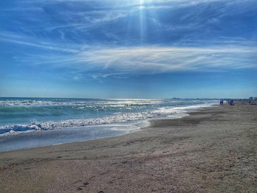 Constănțenii fac plajă în stațiunea Mamaia la mijlocul toamnei 18802840