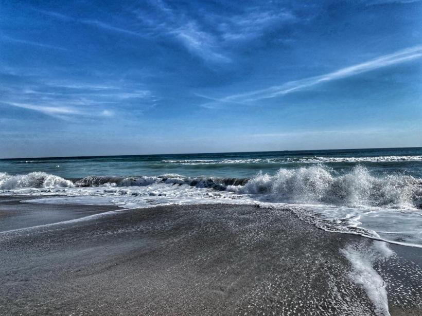 Constănțenii fac plajă în stațiunea Mamaia la mijlocul toamnei 18802842