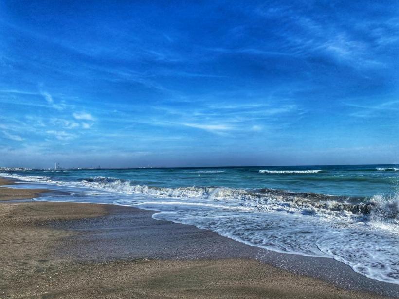 Constănțenii fac plajă în stațiunea Mamaia la mijlocul toamnei 18802843