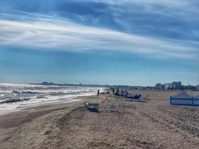 Constănțenii fac plajă în stațiunea Mamaia la mijlocul toamnei 18802848