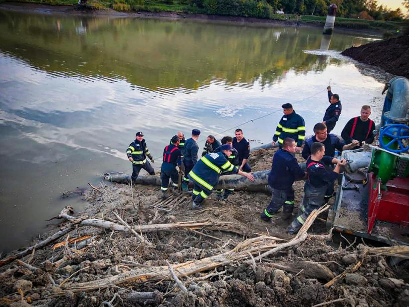 ISU Alba: Apa din Tăul Mare de la Roșia Montană a scăzut cu peste 5 metri. Localnicii s-au întors la casele lor 18802777