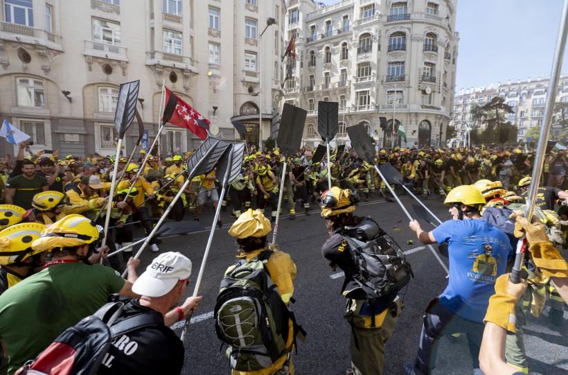 Protest la Madrid: mii de pompierii forestieri spanioli și-au cerut drepturile 18802786