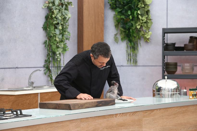 Chefii dau ultima bătălie pentru amuletă din sezonul 10,  folosind un ingredient cu aspect șocant. Iar Monica Bîrlădeanu vine să gătească pentru jurați un preparat neașteptat 18802959