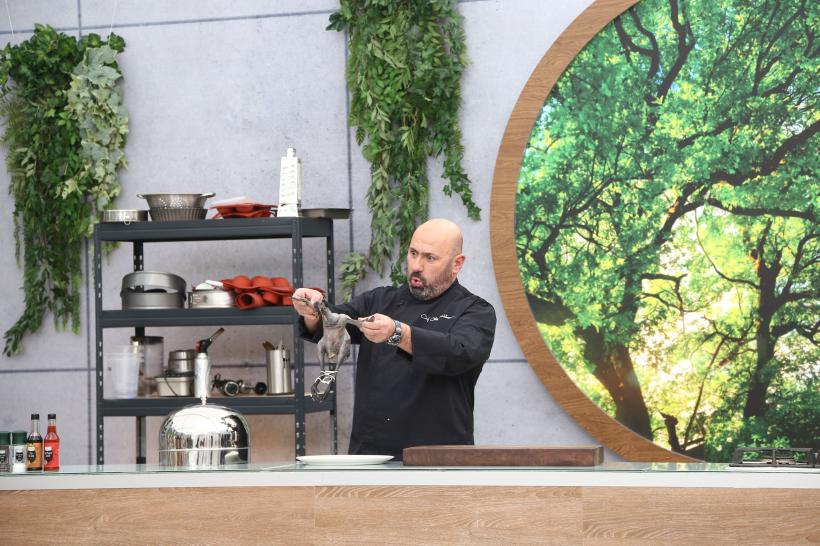 Chefii dau ultima bătălie pentru amuletă din sezonul 10,  folosind un ingredient cu aspect șocant. Iar Monica Bîrlădeanu vine să gătească pentru jurați un preparat neașteptat 18802962