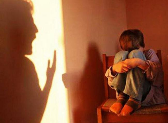Zeci de mii de apeluri la 119 la numărul unic pentru copii abuzați