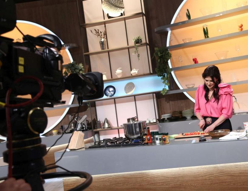 Chefi la cuțite, lider de piață cu ediția de luni. În seara aceasta, românul care a gătit pentru Regina Marii Britanii intră în competiția culinară și dezvăluie culisele bucătăriei exclusiviste în care lucrează 18803157