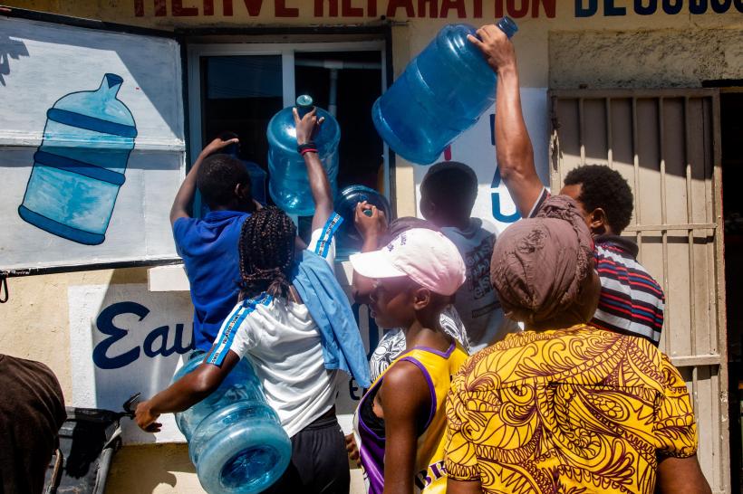 Criza din Haiti ia amploare: localnicii se luptă cu polițiștii și jefuiesc