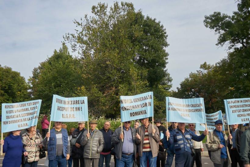 Proteste ale pensionarilor la geamul premierului Ciucă. Protestatarii solicită majorarea pensiilor cu 26%
