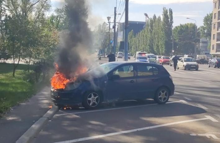 Un autoturism a luat foc într-o parcare din stațiunea Mamaia