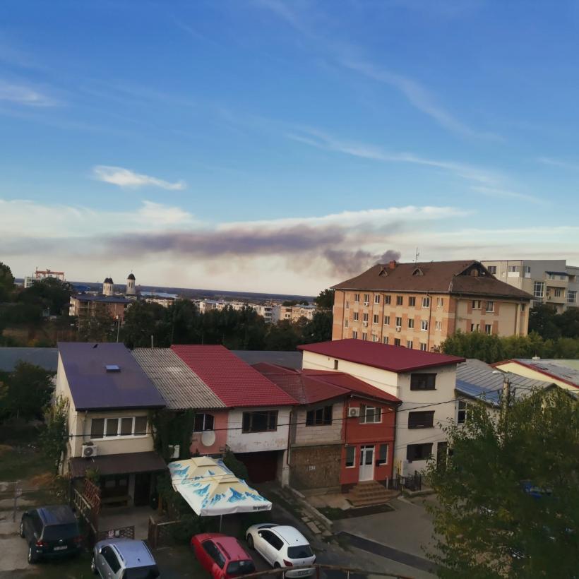 Incendiu de stuf şi vegetaţie uscată în zona localității ucrainene Chilia Nouă. Fumul produs de acesta se îndreaptă către zona de nord a Deltei Dunării