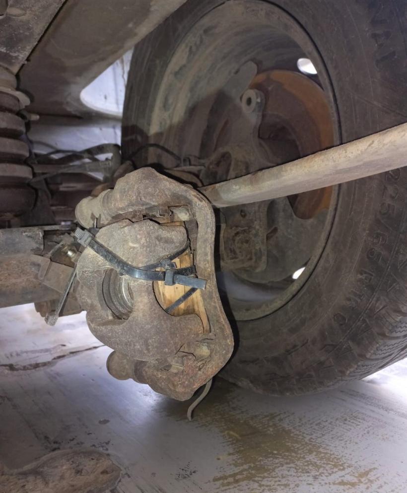 Pericol de moarte: Autoutilitară prezentată la RAR, cu sistem de frânare prins cu „șoricei” de plastic! 18803351