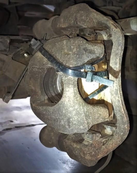 Pericol de moarte: Autoutilitară prezentată la RAR, cu sistem de frânare prins cu „șoricei” de plastic! 18803352