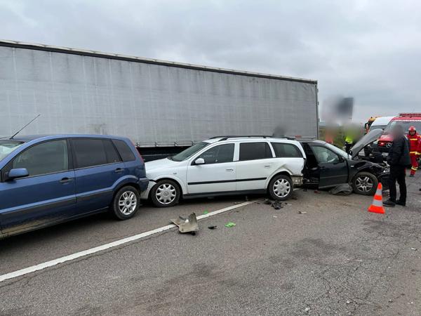 Carambol cu trei autoturisme şi un camion pe E58, la intrare pe centura Sucevei. Traficul este blocat 18803697