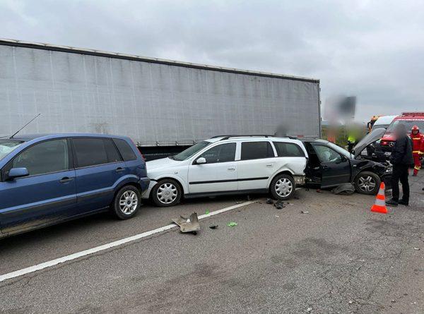 Carambol cu trei autoturisme şi un camion pe E58, la intrare pe centura Sucevei. Traficul este blocat 18803699