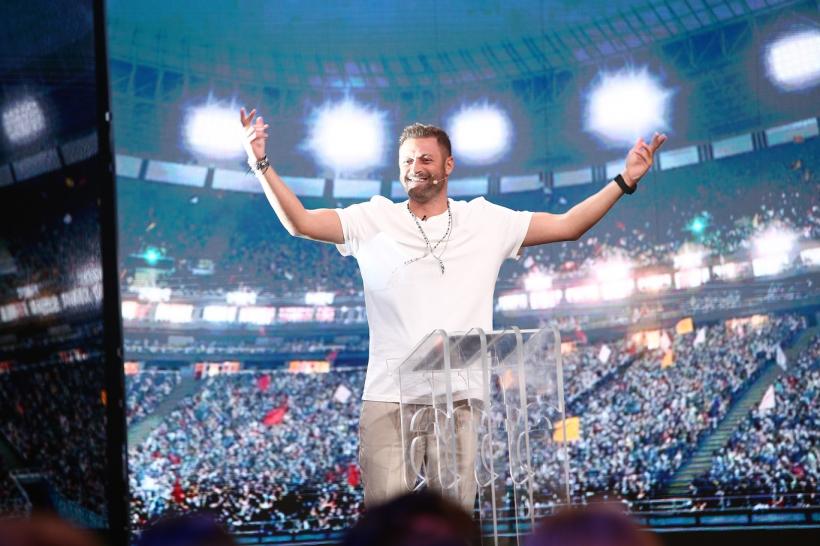 George Robu, Cristi Pulhac, Ioana State și Amalia Bellantoni, printre vedetele care vor urca pe scena Stand-Up Revolution   Pentru marele premiu al show-ului luptă și comedianți străini 18803694