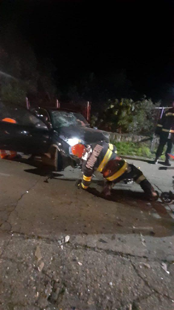 Accident în Hunedoara. Doi șoferi băuți au fost răniți, după ce maşinile lor s-au ciocnit pe un drum județean 18803801