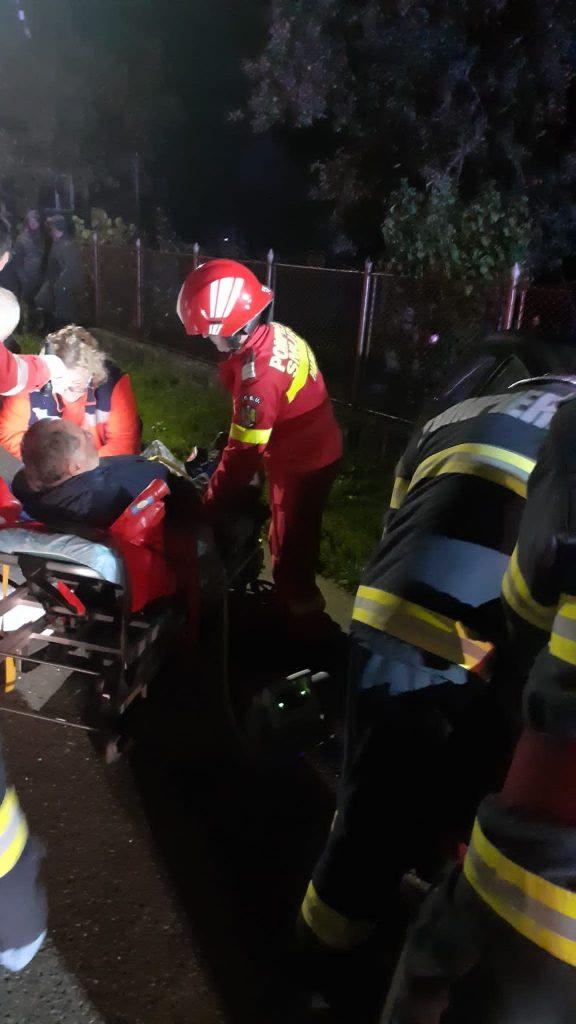 Accident în Hunedoara. Doi șoferi băuți au fost răniți, după ce maşinile lor s-au ciocnit pe un drum județean 18803802