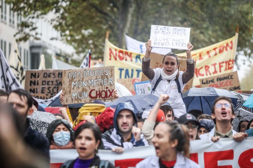 Mii de oameni au protestat în Paris față de creșterea prețurilor